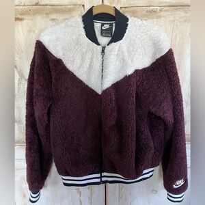Women’s Nike super cozy zip up light weight jacket (L)